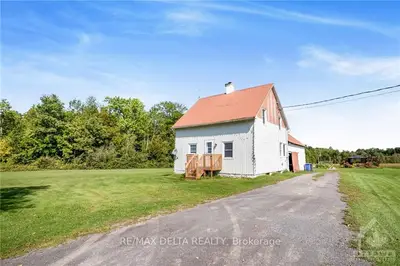 Detached in Champlain