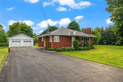 Detached in Laurentian Valley