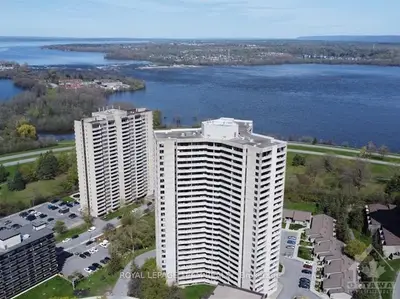 Condo Apartment in Woodroffe