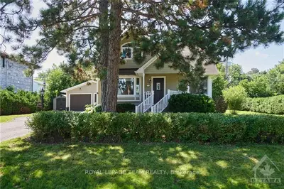 Detached in Meadowlands - Crestview and Area
