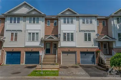 Att/Row/Townhouse in Bells Corners and South to Fallowfield