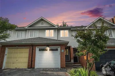 Att/Row/Townhouse in Carlington - Central Park