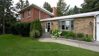 Detached in Front of Leeds & Seeleys Bay