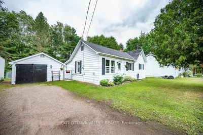 Detached in Laurentian Hills