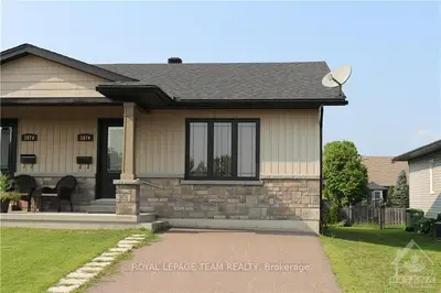 Att/Row/Townhouse in Pembroke