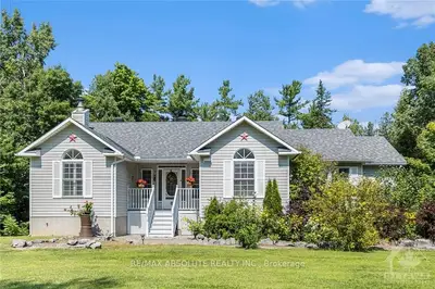 Detached in McNab/Braeside