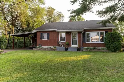 Detached in Laurentian Valley