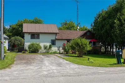 Detached in Front of Leeds & Seeleys Bay