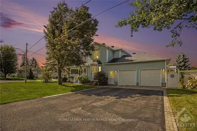 Detached in Russell