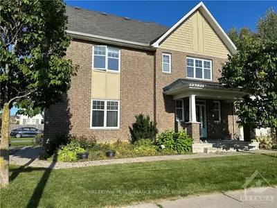 Att/Row/Townhouse in Blossom Park - Airport and Area