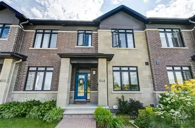Att/Row/Townhouse in Manor Park - Cardinal Glen and Area