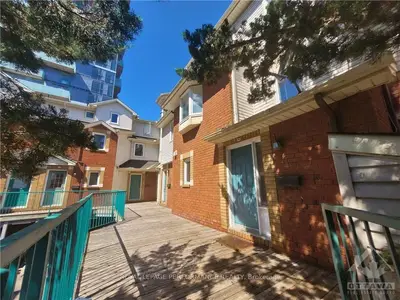 Att/Row/Townhouse in West Centre Town