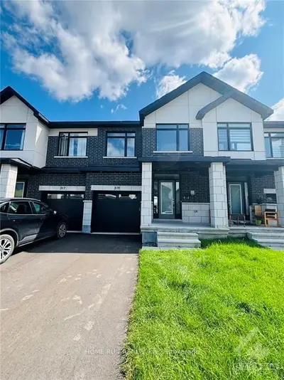 Att/Row/Townhouse in Blossom Park - Airport and Area