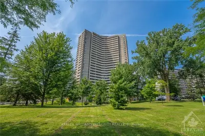 Condo Apartment in Woodroffe