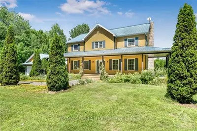 Detached in Champlain