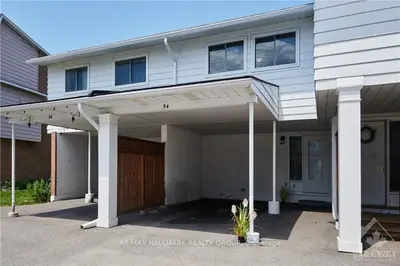 Condo Townhouse in Bells Corners and South to Fallowfield