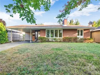 Detached in Parkway Park - Queensway Terrace S and Area