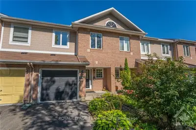 Att/Row/Townhouse in Kanata