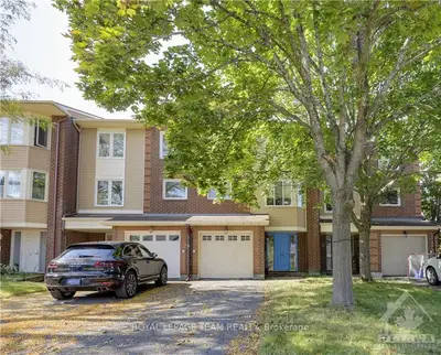 Att/Row/Townhouse in South of Baseline to Knoxdale
