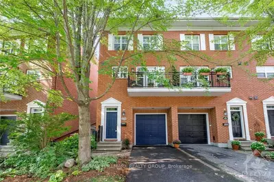 Att/Row/Townhouse in Manor Park - Cardinal Glen and Area