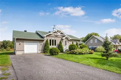 Detached in Champlain