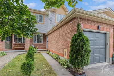 Att/Row/Townhouse in Kanata