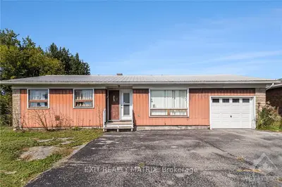 Detached in Russell
