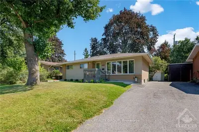 Detached in Parkway Park - Queensway Terrace S and Area