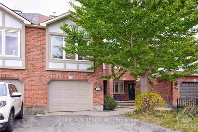 Att/Row/Townhouse in Hunt Club - South Keys and Area