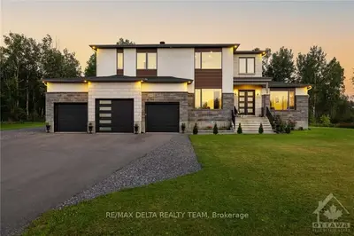 655 Ballycastle Crescent, Blossom Park - Airport And Area, On K1x 1a8