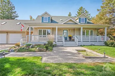 10 Doris Avenue, Blossom Park - Airport And Area, On K1t 3w8