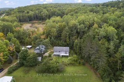 3049b Chapeskie Road, Madawaska Valley, On K0j 1b0