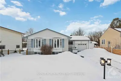 49 OAKRIDGE Boulevard, Meadowlands - Crestview and Area, ON K2G 2T6