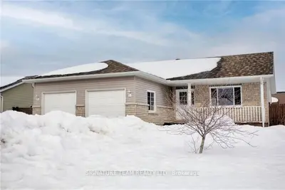 16 BOULDER CREEK Trail, Petawawa, ON K8H 0B2