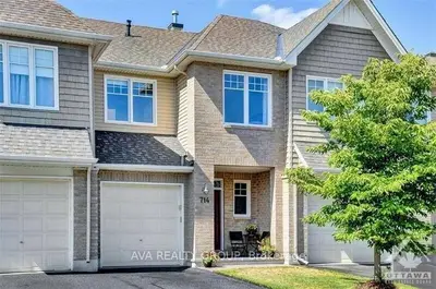 714 HAZELNUT Crescent, Blossom Park - Airport and Area, ON K1T 0K1