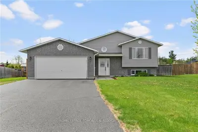 17 WINFIELD Street, Petawawa, ON K8H 0A2