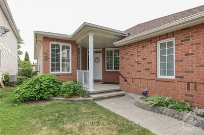 19 WHITESTONE Drive, Carlington - Central Park, ON K2C 4A7