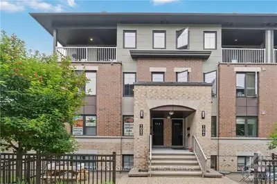 102 LINDENSHADE Drive B, Barrhaven, ON K2J 5R5