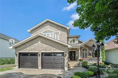 Detached in Russell