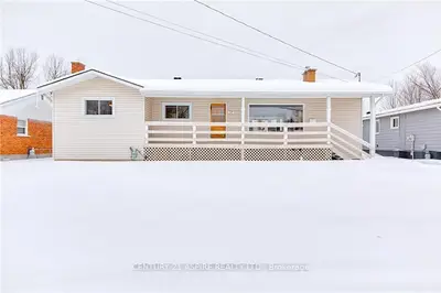 37 Selkirk Street, Petawawa, On K8h 1p1