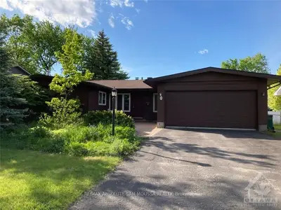 18 BIRCHVIEW Road, Meadowlands - Crestview and Area, ON K2G 3G4
