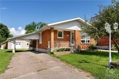 8 CRAWFORD Street, Whitewater Region, ON K0J 1K0