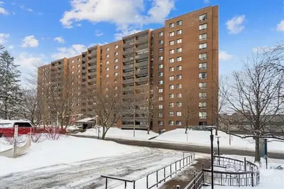 1100 AMBLESIDE Drive 407, Woodroffe, ON K2B 8G6