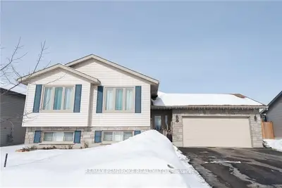 65 Highland Park Drive, Petawawa, ON K8H 0A3