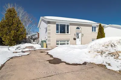 16 DANIEL Avenue, Petawawa, ON K8H 3P6