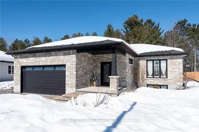 21 NOBLE Crescent, Petawawa, ON K8H 0G1