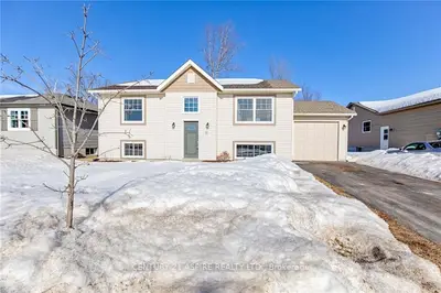 11 DUSTIN Drive, Petawawa, ON K8H 0G3