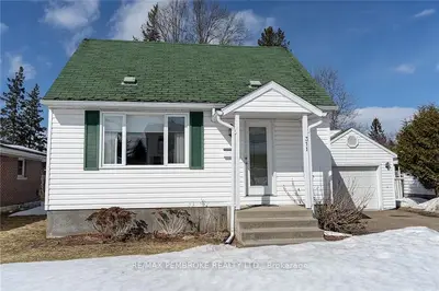 311 DUNLOP Street, Pembroke, ON K8A 2R2