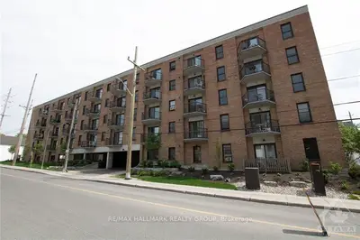 50 BURNSIDE Avenue 402, West Centre Town, ON K1Y 2M2