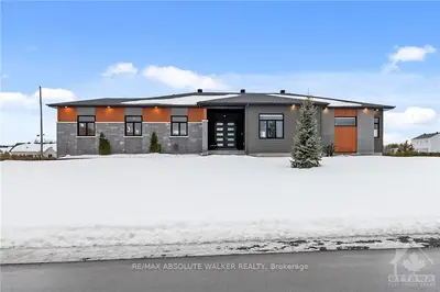 2011 FARISITA Drive, Orleans - Cumberland and Area, ON K0A 3H0